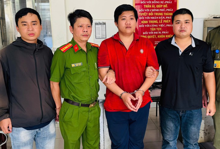 Bị truy nã vì đánh vợ chồng sau va chạm giao thông - Ảnh 2.