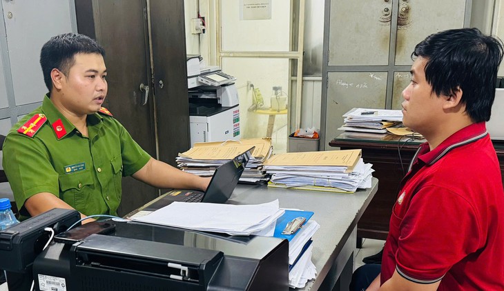Bị truy nã vì đánh vợ chồng sau va chạm giao thông - Ảnh 1.