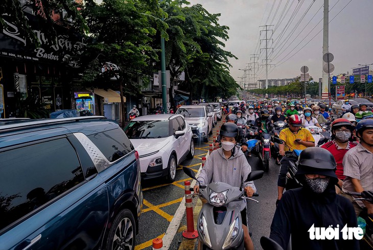 Chờ đèn đỏ hơn 5-7 phút vẫn chưa qua ngã tư Phạm Văn Đồng - Phan Văn Trị - Ảnh 1.