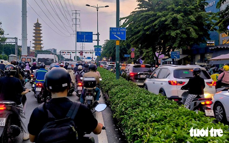 Chờ đèn đỏ hơn 5-7 phút vẫn chưa qua ngã tư Phạm Văn Đồng - Phan Văn Trị - Ảnh 4.