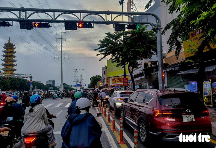 Chờ đèn đỏ hơn 5-7 phút vẫn chưa qua ngã tư Phạm Văn Đồng - Phan Văn Trị - Ảnh 5.