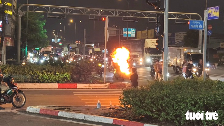 Thót tim với cảnh 'phun lửa' tại giao lộ ở xã Bà Điểm, TP.HCM - Ảnh 3.
