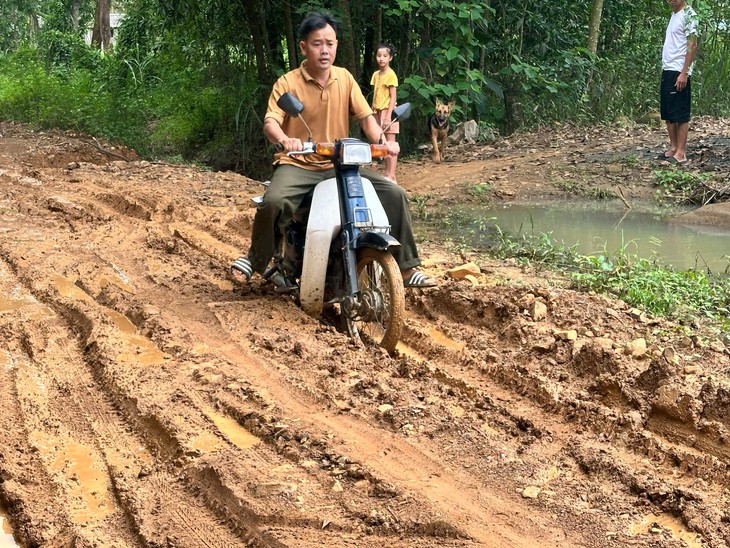 Con đường đầy sình lầy gây khó nhọc cho người dân thôn Vĩnh hòa , xã Vĩnh Lộc - Ảnh 3.