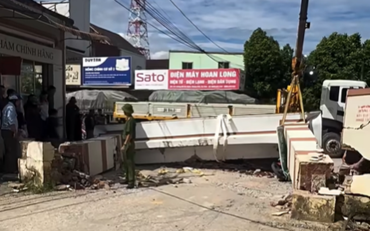 7 giờ phẫu thuật ghép tạm bàn tay vào chân bé trai bị cổng chào sập đè - Ảnh 6.