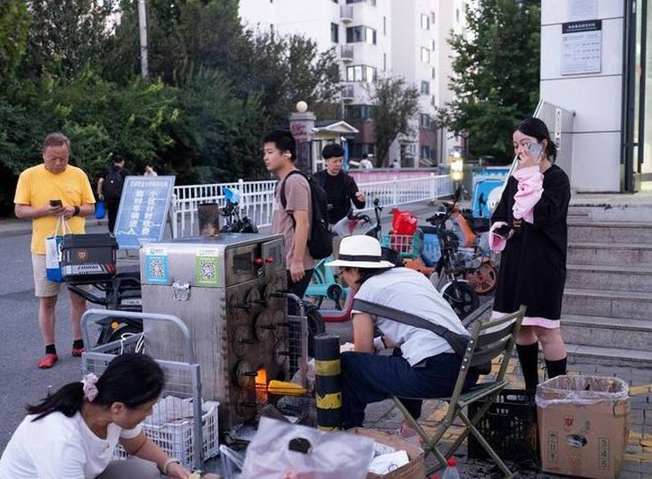 Cựu giám đốc lương trăm triệu giờ bán trái cây, khoai lang nướng - Ảnh 2.