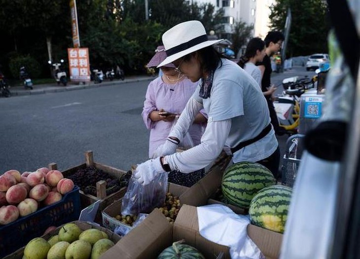 Cựu giám đốc lương trăm triệu giờ bán trái cây, khoai lang nướng - Ảnh 3.