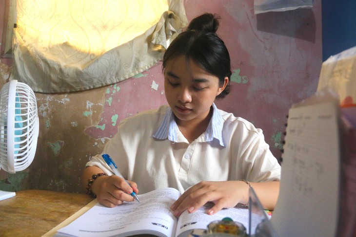 Nữ sinh Khánh Hòa khó khăn trước thềm đại học - Ảnh 5.