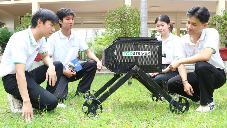 Robot diệt cỏ bằng laser lập ‘cú đúp’ quán quân - Ảnh 1.