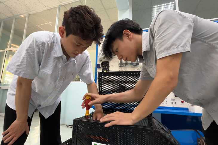 Robot diệt cỏ bằng laser lập ‘cú đúp’ quán quân - Ảnh 6.