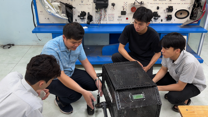 Robot diệt cỏ bằng laser lập ‘cú đúp’ quán quân - Ảnh 5.