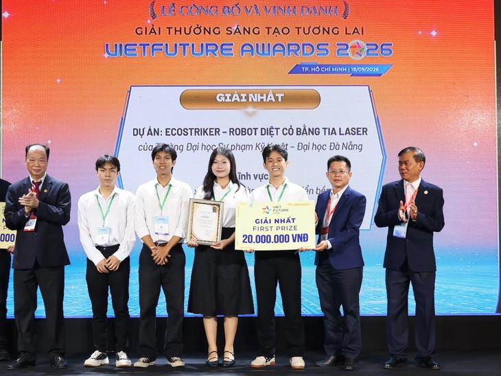 Robot diệt cỏ bằng laser lập ‘cú đúp’ quán quân - Ảnh 2.