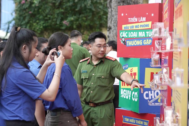 Cùng Công an học cách giữ an toàn giao thông và phòng chống ma túy 2026 - Ảnh 1.