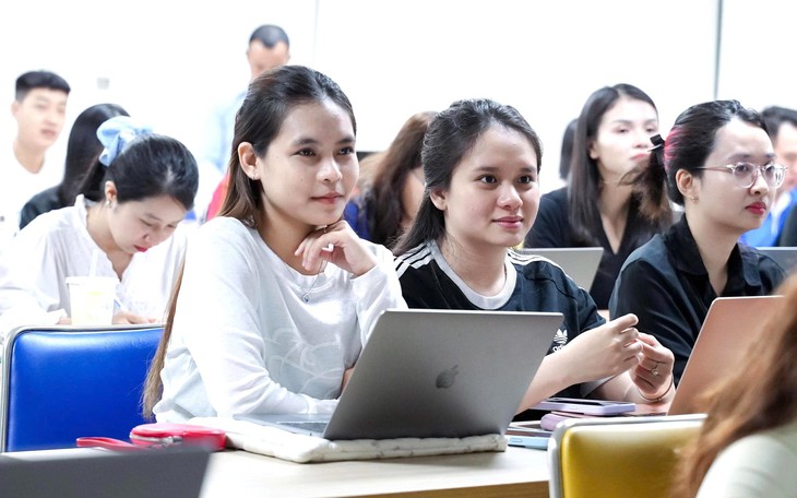 Học thạc sĩ chính quy phải toàn thời gian khi nhận học bổng hỗ trợ học tập, người đang đi làm tính sao? - Ảnh 2.