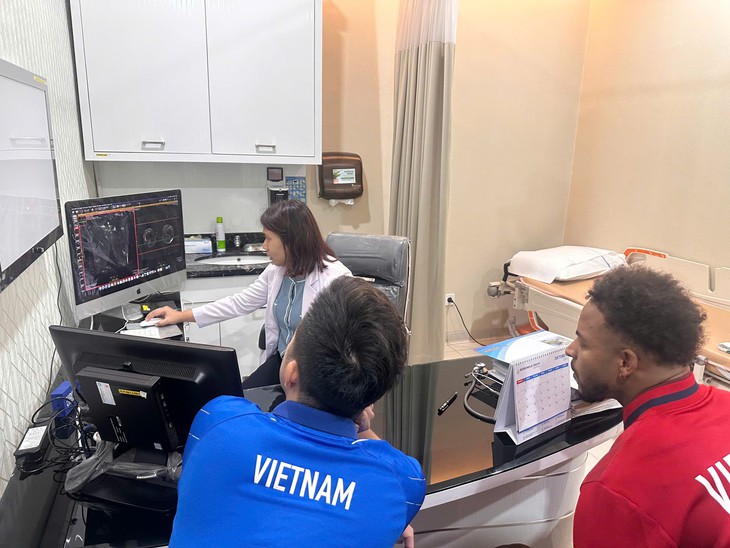Xuân Son về Việt Nam hôm nay, chữa trị tại CLB Nam Định - Ảnh 2.