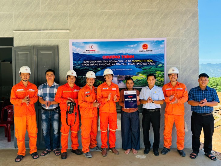 Hai hộ nghèo ở Trà Tân nhận nhà mới trước mùa mưa - Ảnh 3.