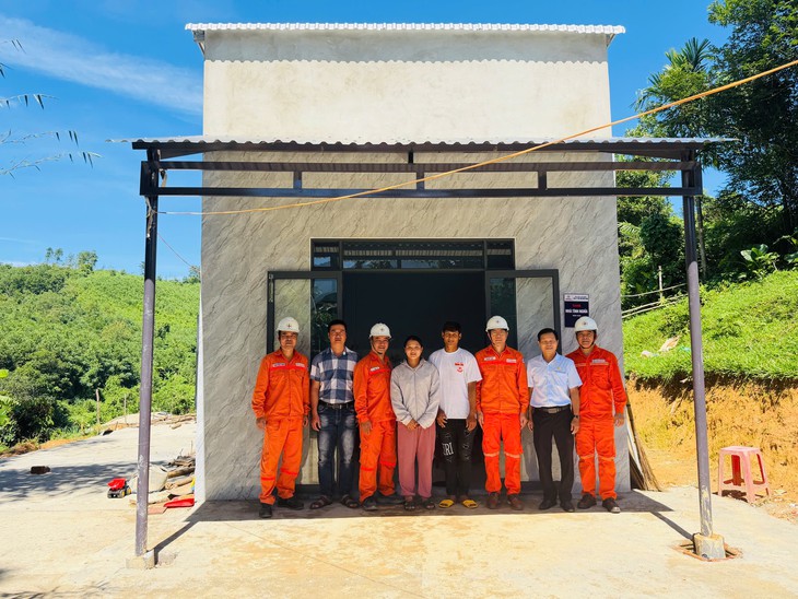 Hai hộ nghèo ở Trà Tân nhận nhà mới trước mùa mưa - Ảnh 2.