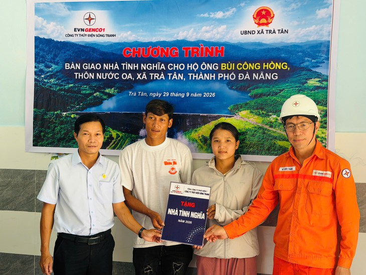 Hai hộ nghèo ở Trà Tân nhận nhà mới trước mùa mưa - Ảnh 1.