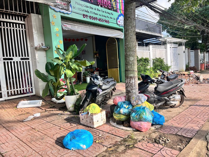Bãi rác quá tải, dân chặn xe không cho đổ, rác ùn ứ khu dân cư - Ảnh 3.