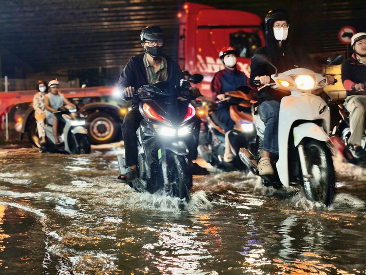 Ngã tư Nguyễn Văn Quỳ - Đào Trí ngập do triều cường, người dân dò dẫm né ổ gà, tránh xe container - Ảnh 3.