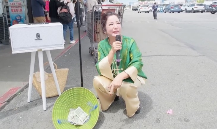 Danh hài Thúy Nga ôm loa hát rong giữa chợ tại Mỹ gây chú ý - Ảnh 1.