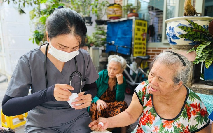 Hơn 1,5 triệu người cao tuổi ở TP.HCM: Thành phố ứng phó ra sao trước làn sóng già hóa? - Ảnh 1.