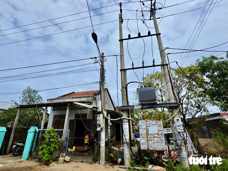 Dân tố trạm biến áp đặt sát nhà xảy ra chập cháy phóng điện gây bỏng, điện lực nói gì? - Ảnh 1.