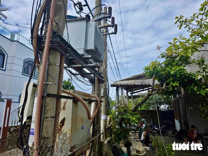 Dân tố trạm biến áp đặt sát nhà xảy ra chập cháy phóng điện gây bỏng, điện lực nói gì? - Ảnh 2.