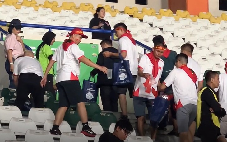 Đình Bắc, Thành Long kiểm tra doping sau trận đấu với Thái Lan  - Ảnh 2.
