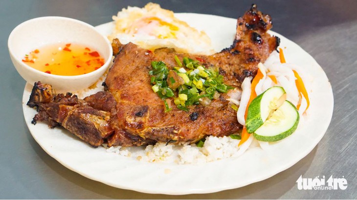 Rưới mỡ hành lên cơm tấm hay miếng sườn? - Ảnh 2.