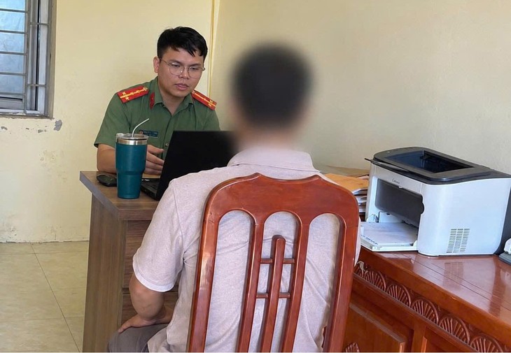 Hai người bị xử phạt vì phát trực tiếp tin sai sự thật về “vỡ đê” ở Thanh Hóa - Ảnh 1.