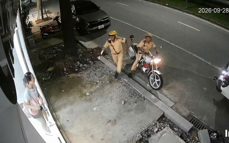 Hai CSGT ở Huế được khen thưởng vì giúp người dân nghi đột quỵ đi cấp cứu - Ảnh 1.
