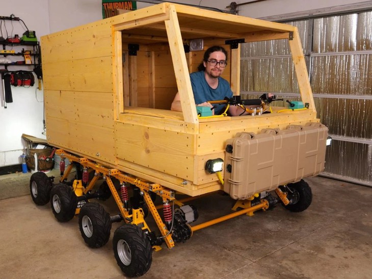 Tự chế nhà di động bằng gỗ chạy điện độc đáo, có thể xoay tròn 360 độ tại chỗ - Ảnh 6.