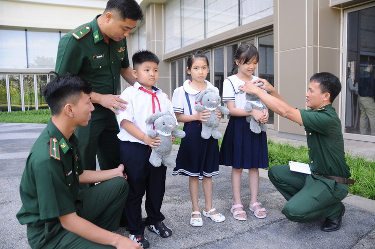 Resort 5 sao ở Đà Nẵng cùng bộ đội, công an, chính quyền tặng 1 tỉ đồng học bổng cho học sinh nghèo - Ảnh 2.