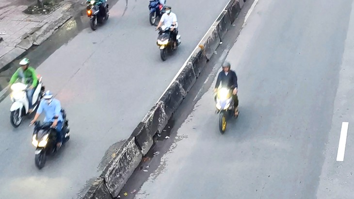 Muôn kiểu chạy xe 'mặc kệ' người khác trên đường phố - Ảnh 1.