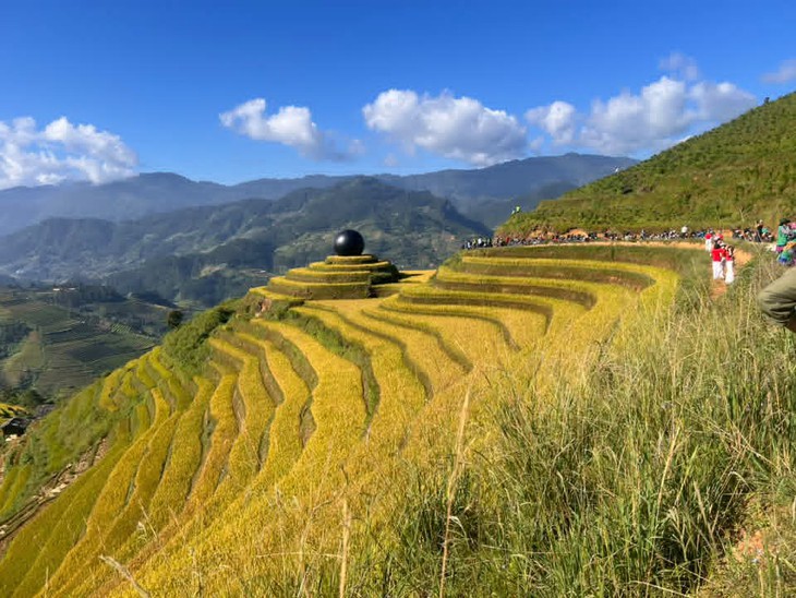Người nước ngoài đặt quả cầu đen thùi lùi trên mâm xôi Mù Cang Chải - Ảnh
1.
