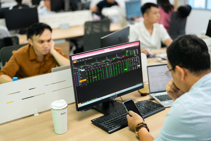 loạt cổ phiếu xuống đáy nhiều năm dù VN-Index vẫn 1.800 điểm - Ảnh 1.