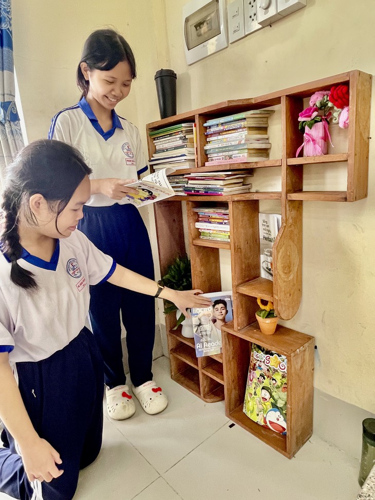 Kệ sách ở trường giúp học sinh lớp 9A3 phát triển đọc sách và tri thức - Ảnh 1.