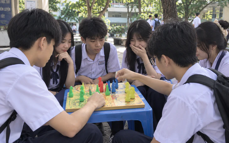 'Lùa' học sinh vào lớp liên kết rồi 'dí' giấy tự nguyện: Liệu có hết cửa sau ngày 15-11? - Ảnh 1.