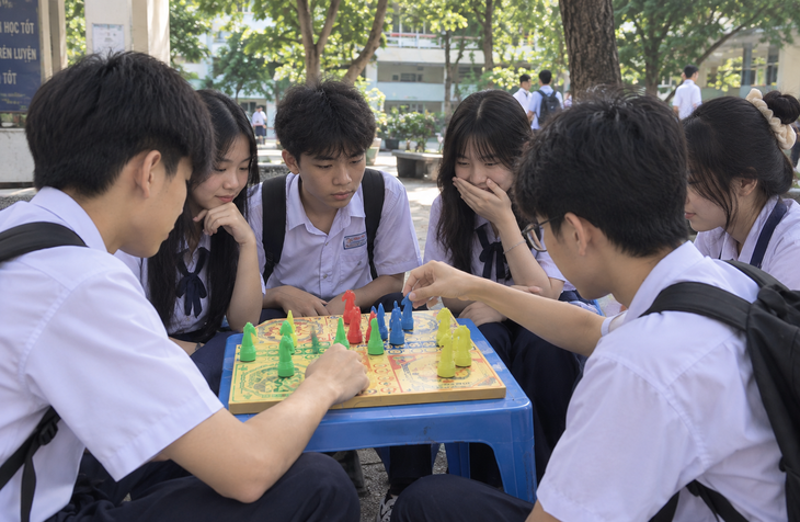 'Trói' môn liên kết vào dịch vụ bán trú: Trường đúng hay phụ huynh sai? - Ảnh 1.