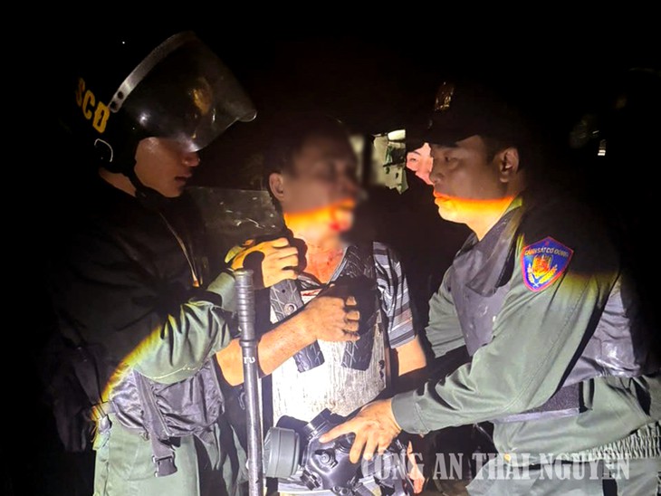 Không được ở nhờ, người đàn ông ở Thái Nguyên cố tình chống đối làm 2 công an bị thương - Ảnh 2.