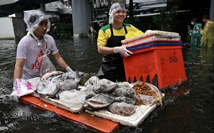 Ngập lụt Thái Lan: 23 người chết, sân bay Bangkok hỗn loạn - Ảnh 2.