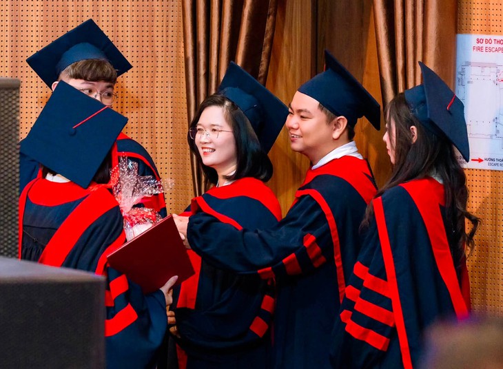 Bộ GD-ĐT nói gì về học thạc sĩ chính quy toàn thời gian khi nhận học bổng? - Ảnh 2.