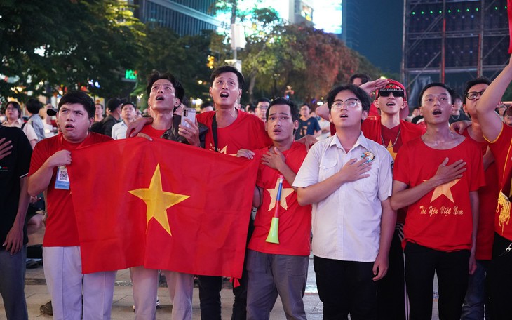 Cổ vũ tuyển Việt Nam đá Pakistan tại Phố đi bộ Nguyễn Huệ - Ảnh 2.