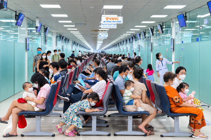 Gần 25.000 trẻ Việt Nam đã tiêm vắc xin phòng tay chân miệng tại VNVC - Ảnh 1.