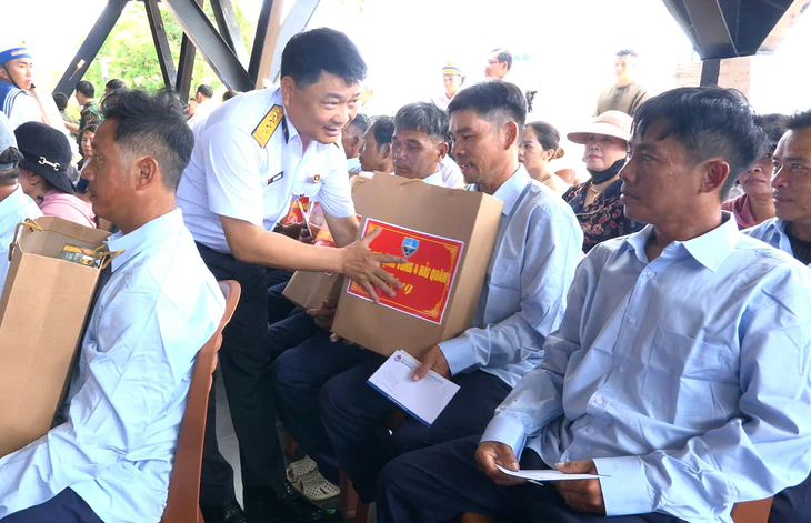 32 ngư dân gặp nạn trên biển đã về đất liền, sức khỏe ổn định - Ảnh 1.