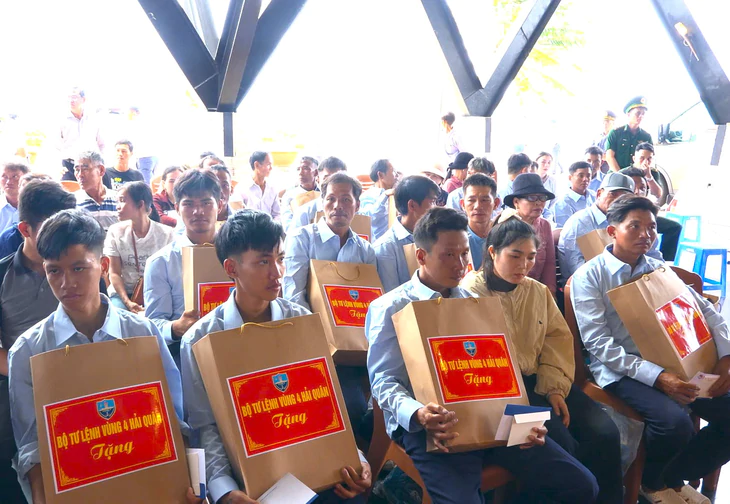 32 ngư dân gặp nạn trên biển đã về đất liền, sức khỏe ổn định - Ảnh 2.