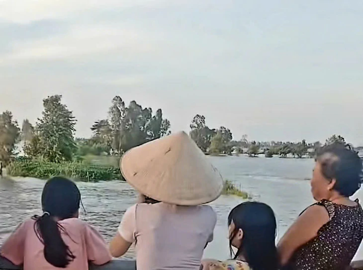Một thanh thiếu niên ở An Giang tắm đồng mùa nước nổi rồi nghi bị chết đuối - Ảnh 1.