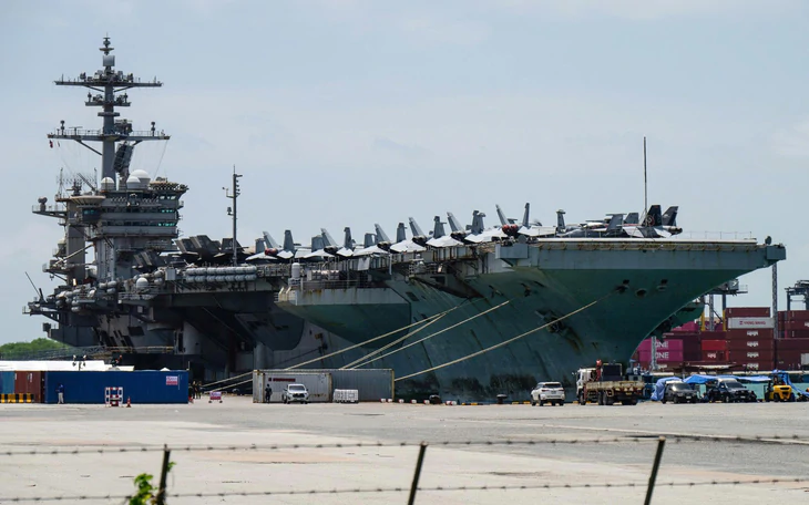 Thủy thủ tàu USS Abraham Lincoln làm nail, mát xa, uống dừa ở Thái Lan, cảm giác như 'đang mơ' - Ảnh 3.