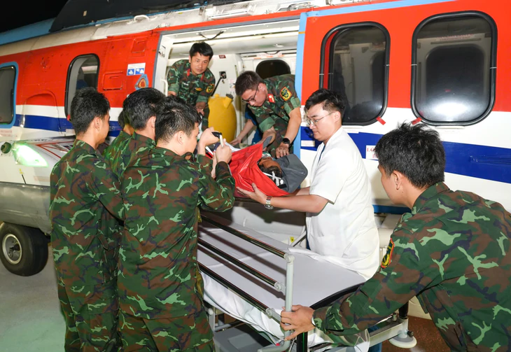 Trực thăng hạ cánh trên nóc toà nhà 1.000 giường, đưa ngư dân từ Trường Sa về đất liền - Ảnh 2.