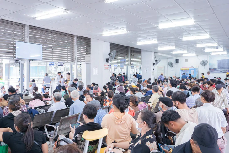 Hơn 1.400 ca cấp cứu tại Chợ Rẫy dịp lễ 2-9, tai nạn giao thông giảm 12,7% - Ảnh 1.